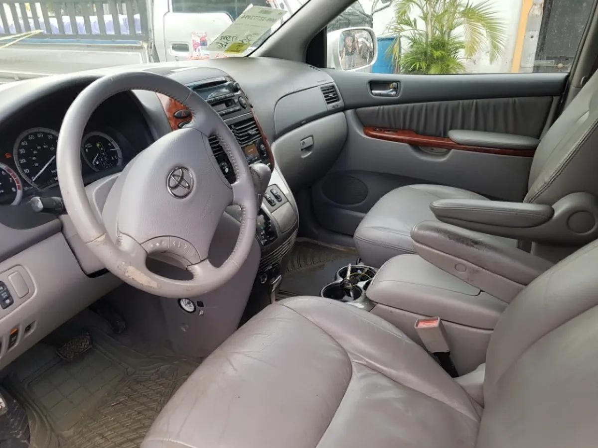 2004 TOYOTA SIENNA - Image 3