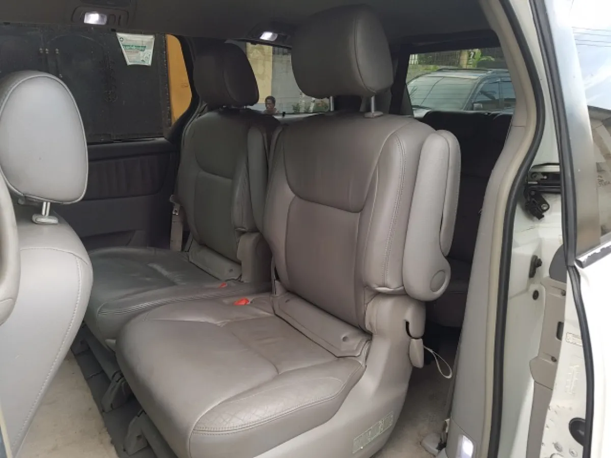 2004 TOYOTA SIENNA - Image 4