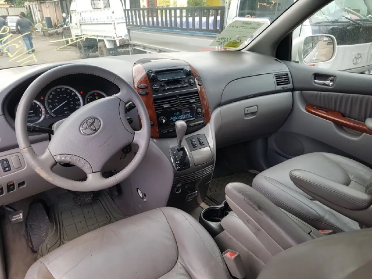 2004 TOYOTA SIENNA - Image 5