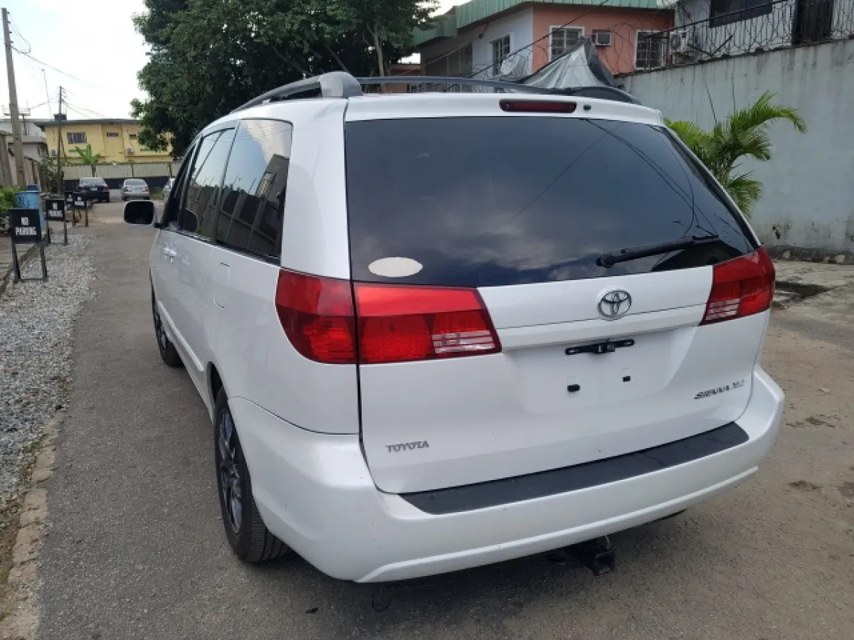 2004 TOYOTA SIENNA - Image 7