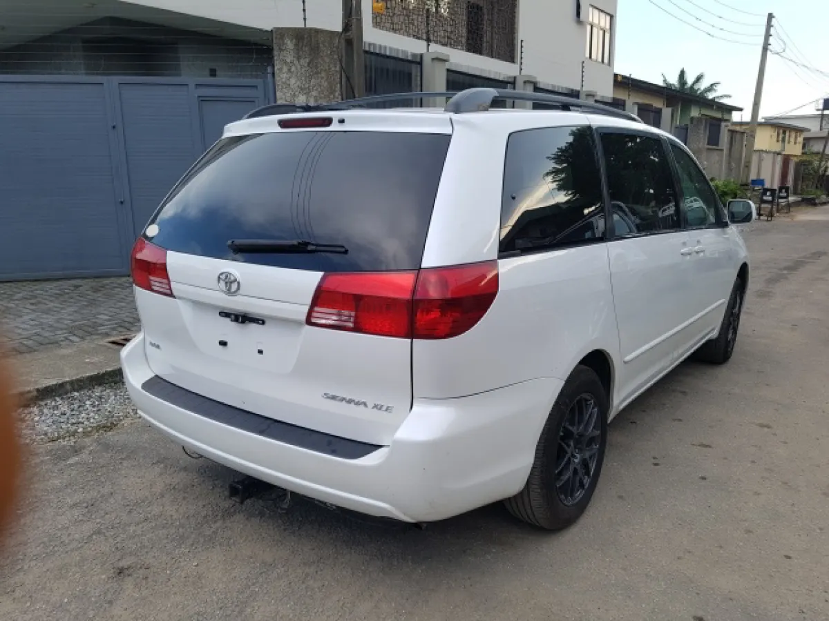 2004 TOYOTA SIENNA - Image 8