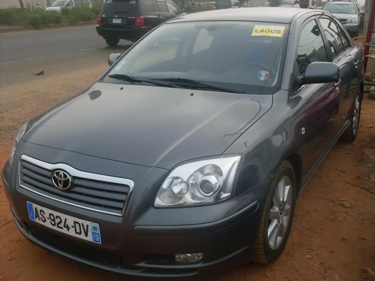 2005 clean Toyota avensis - Image 1