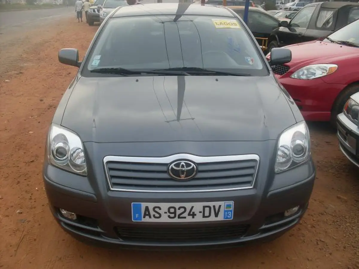 2005 clean Toyota avensis - Image 2