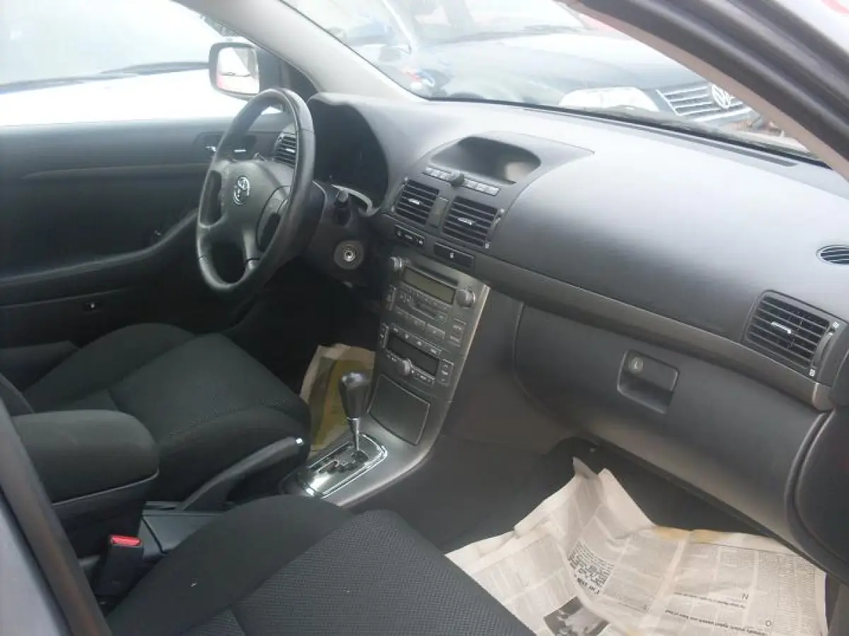 2005 clean Toyota avensis - Image 3