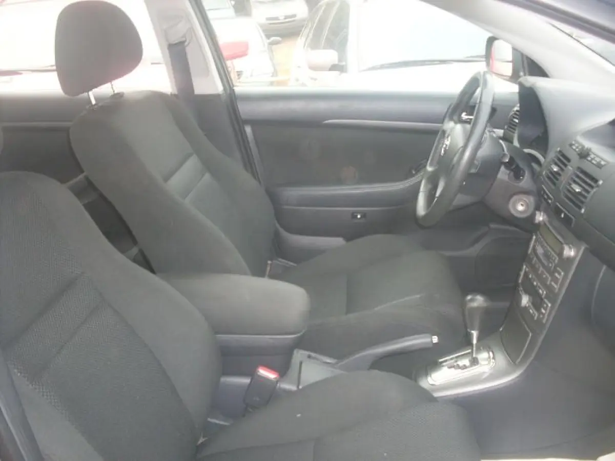 2005 clean Toyota avensis - Image 4