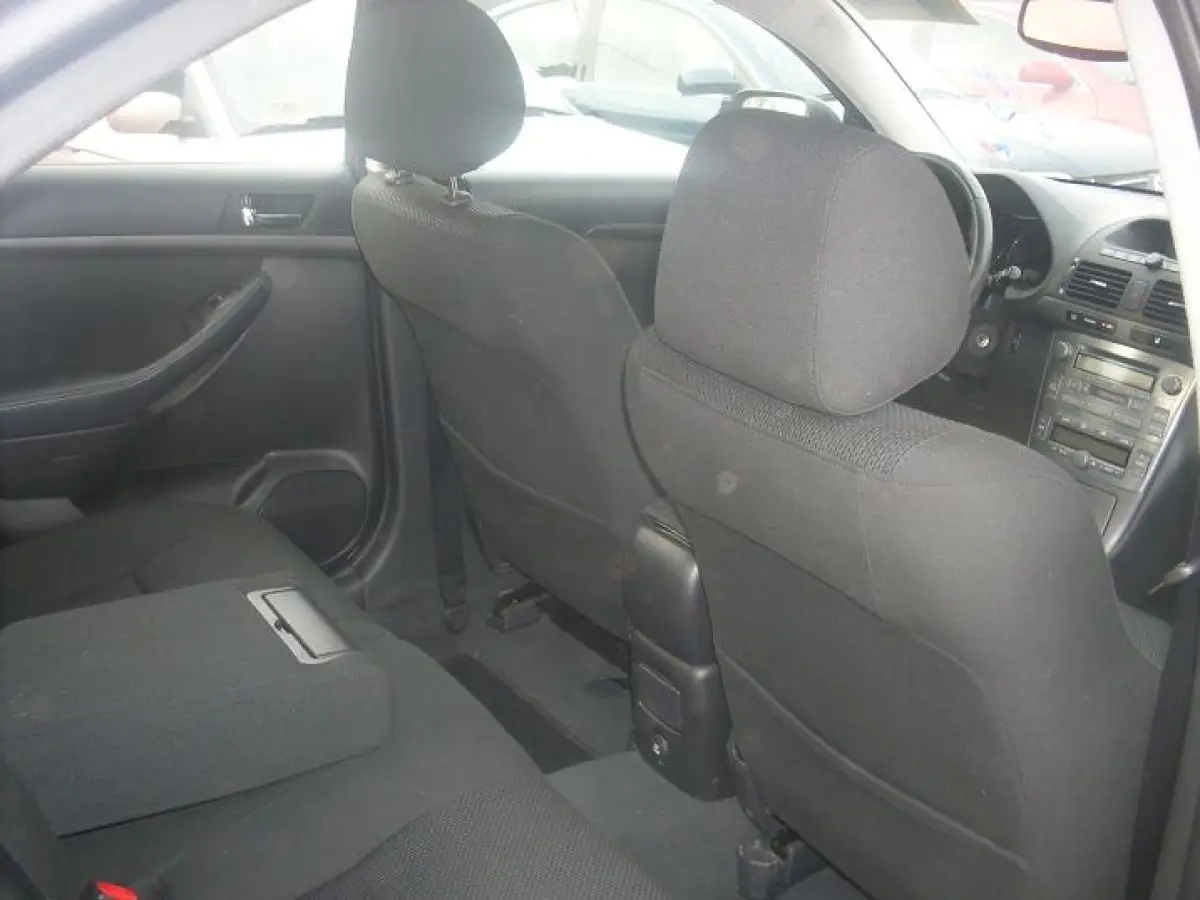2005 clean Toyota avensis - Image 5