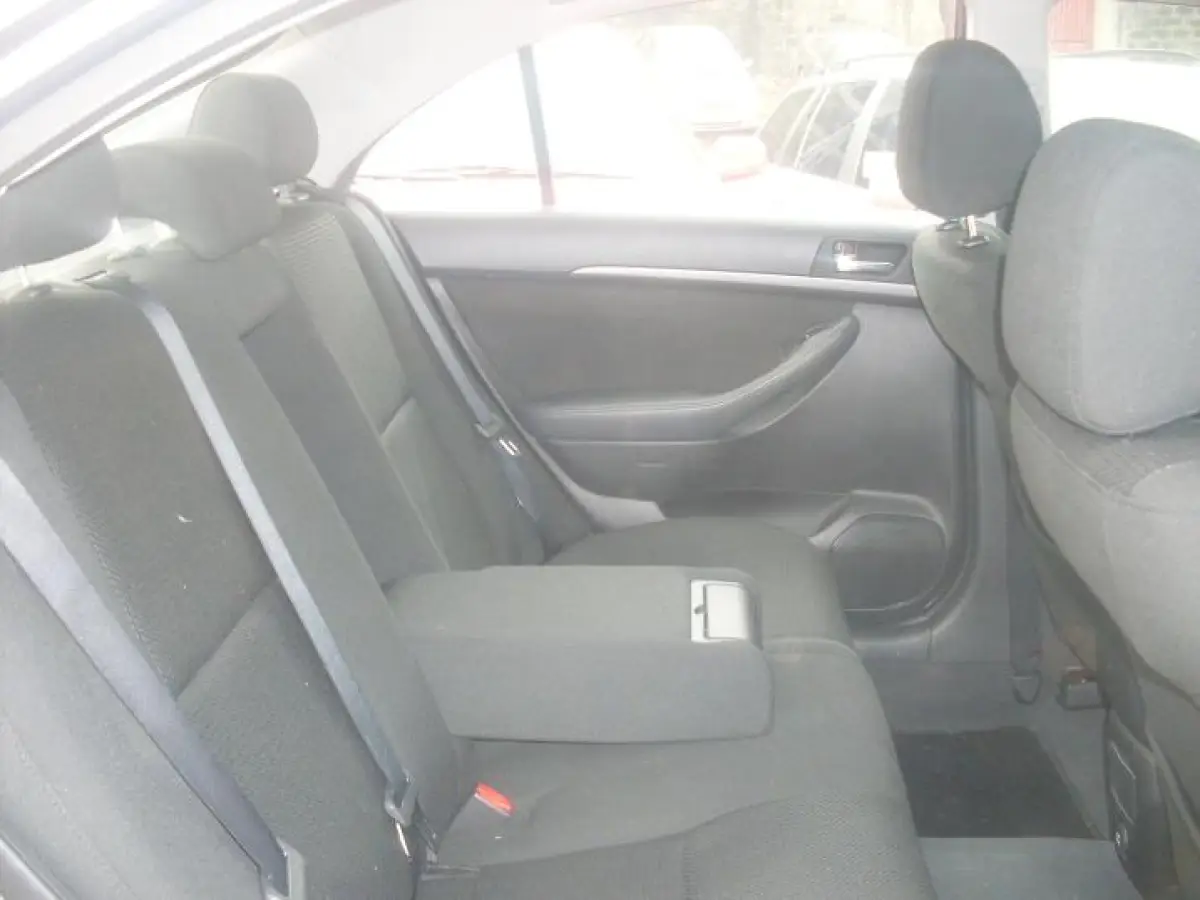 2005 clean Toyota avensis - Image 6