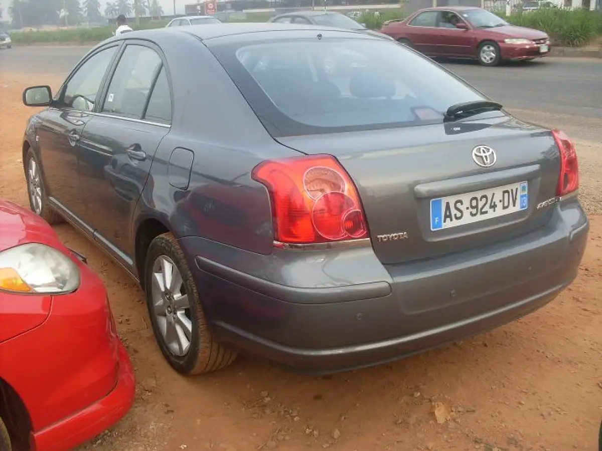 2005 clean Toyota avensis - Image 7