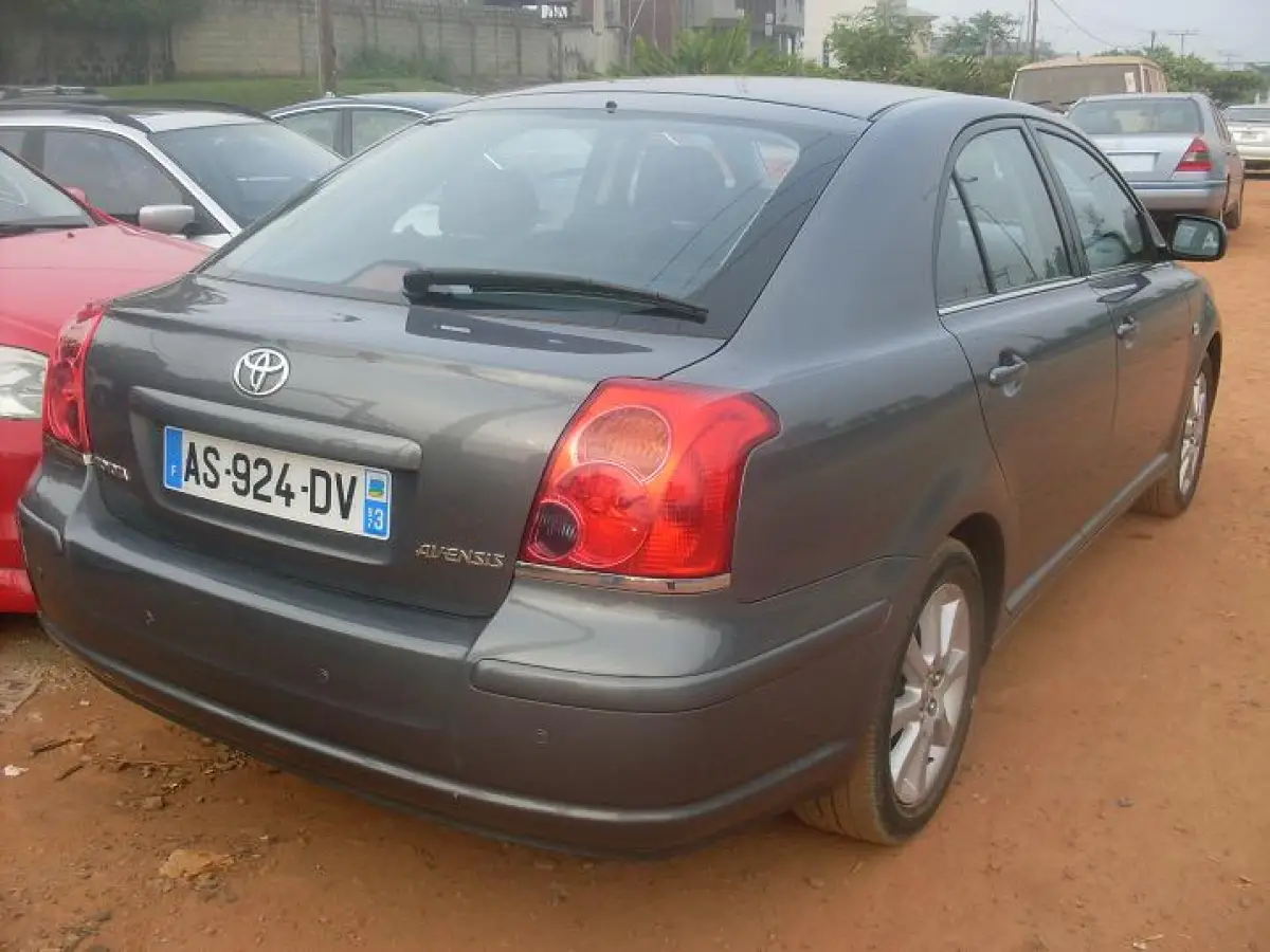 2005 clean Toyota avensis - Image 8