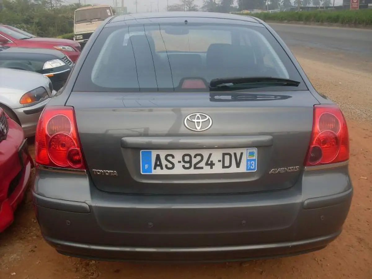 2005 clean Toyota avensis - Image 9