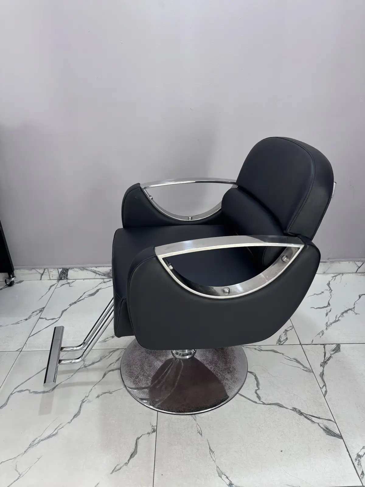 Hair stylist chair - Image 1