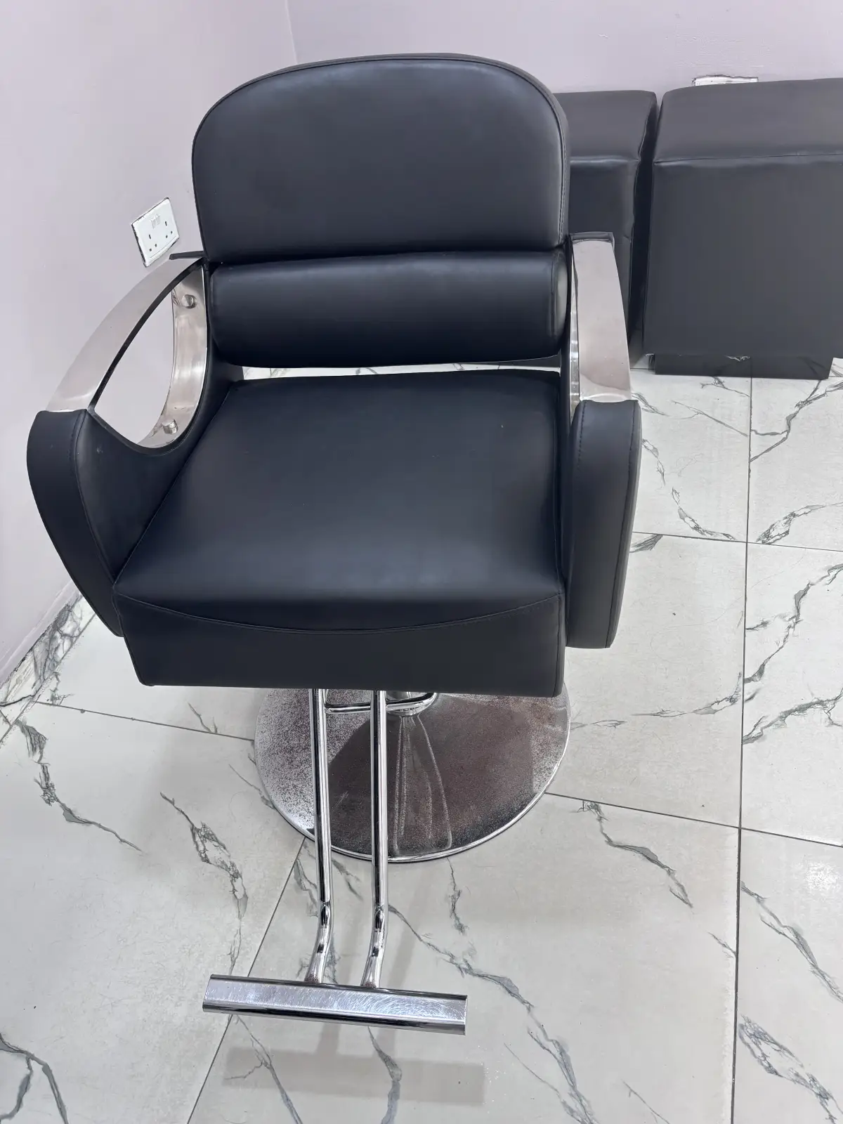 Hair stylist chair - Image 2