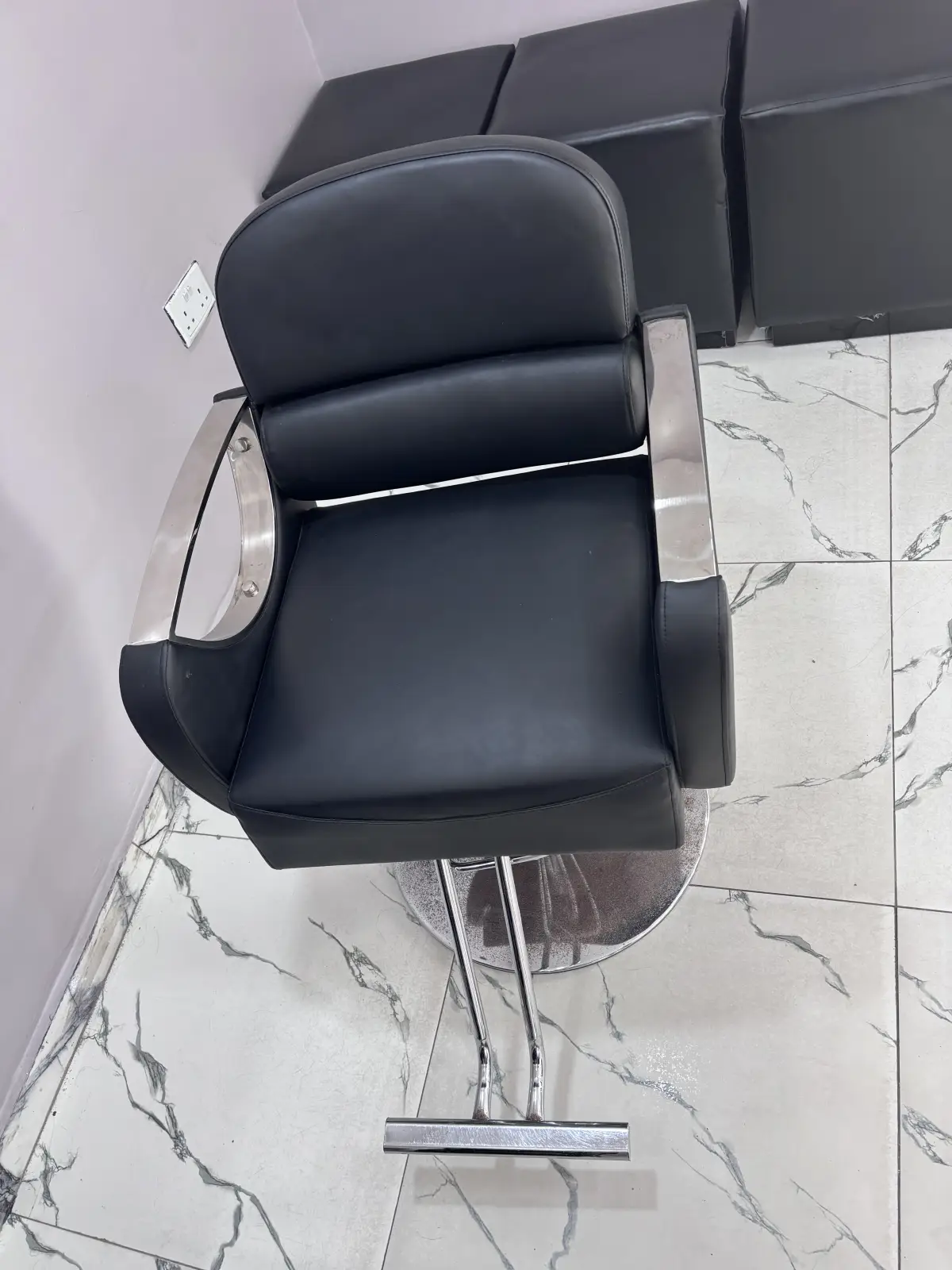 Hair stylist chair - Image 3