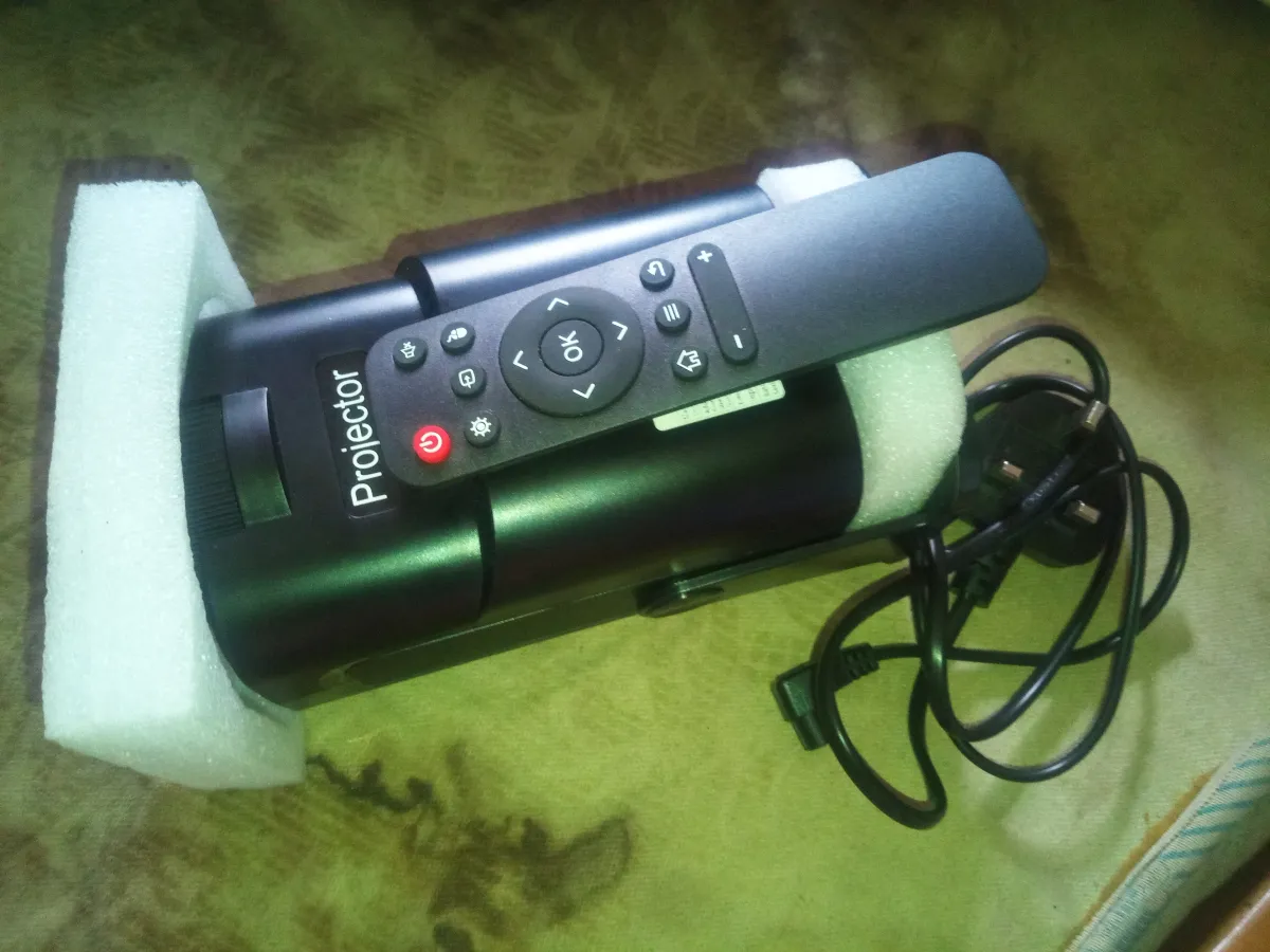 4k ULTRA PROJECTOR - Image 1