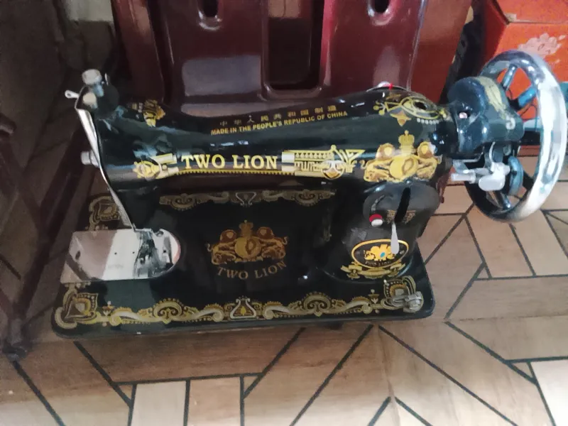 Two Lion sewing machine with leg