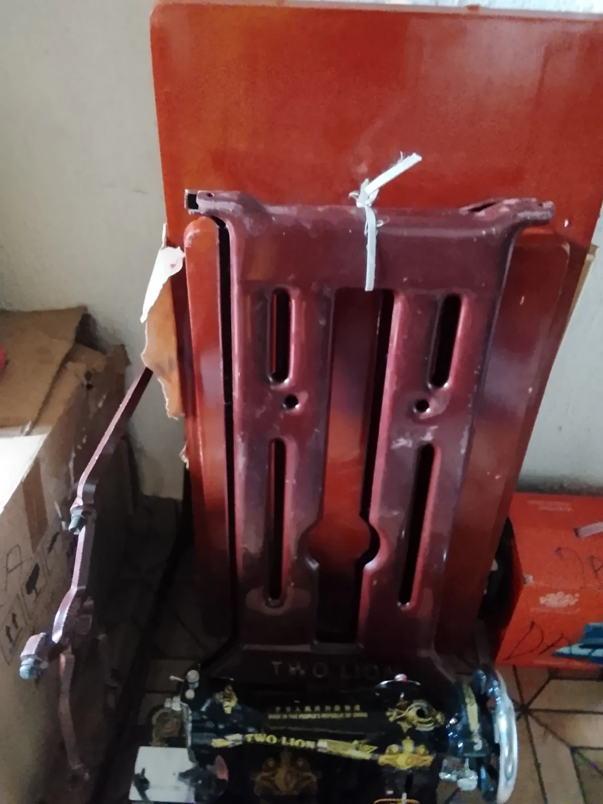 Two Lion sewing machine with leg - Image 2