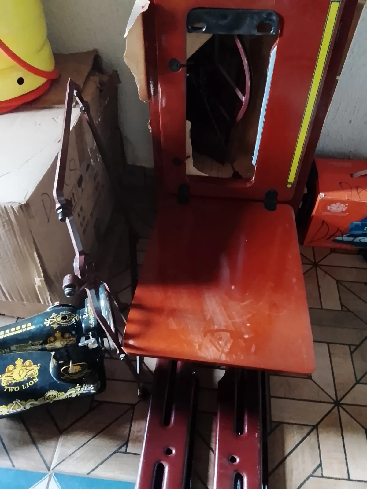 Two Lion sewing machine with leg - Image 3