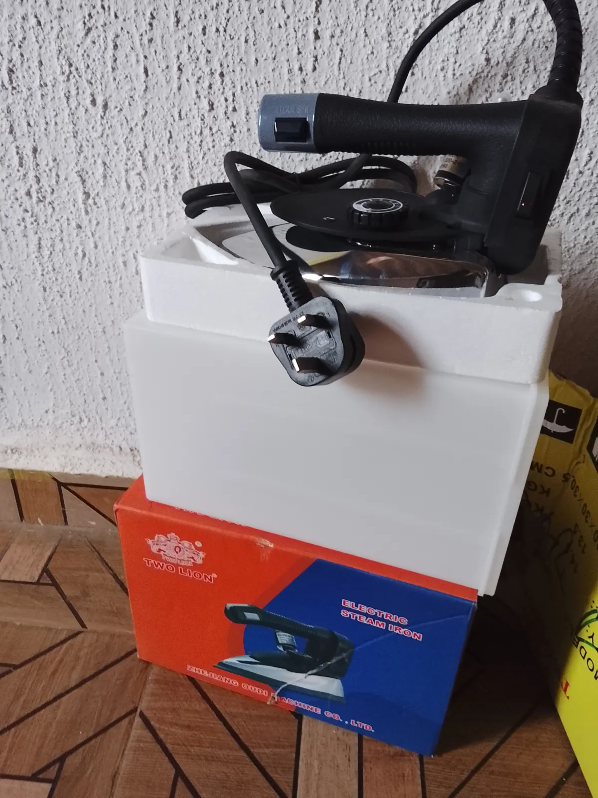 Two Lion Electric steam iron - Image 3
