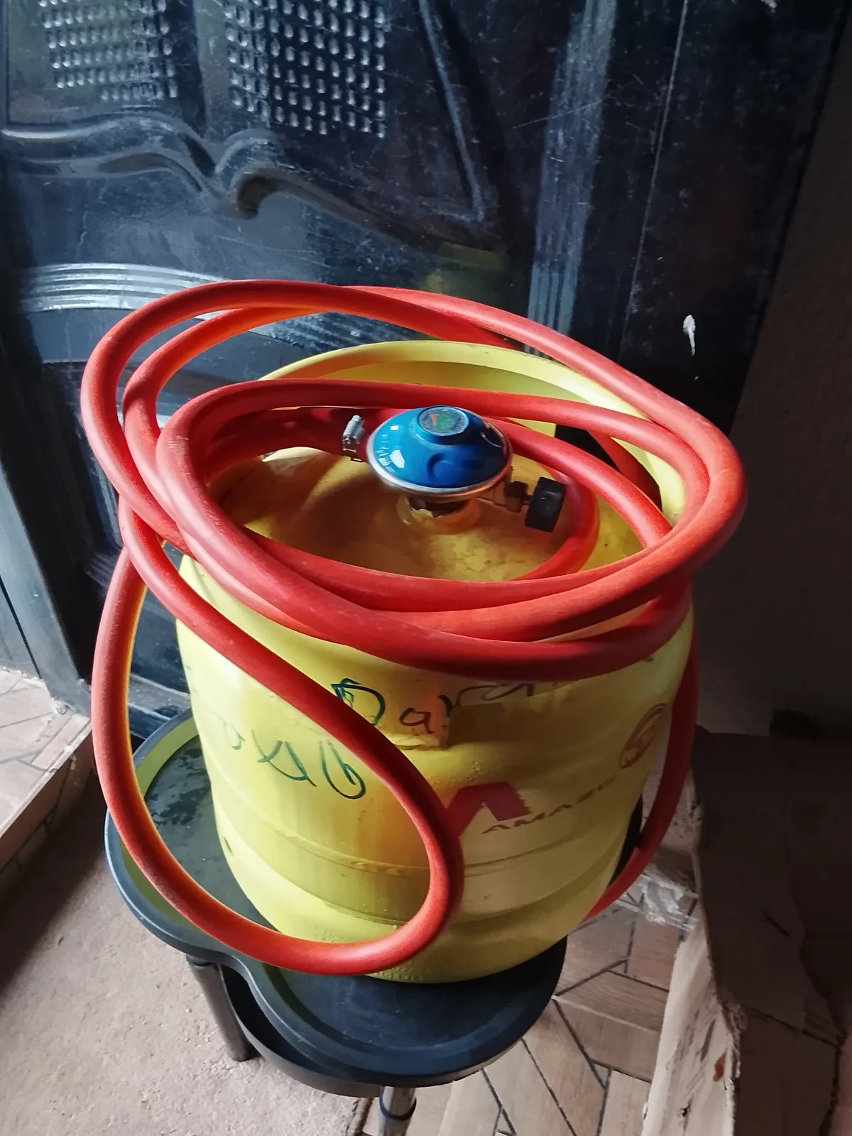 Gas cylinder and accessories - Image 2