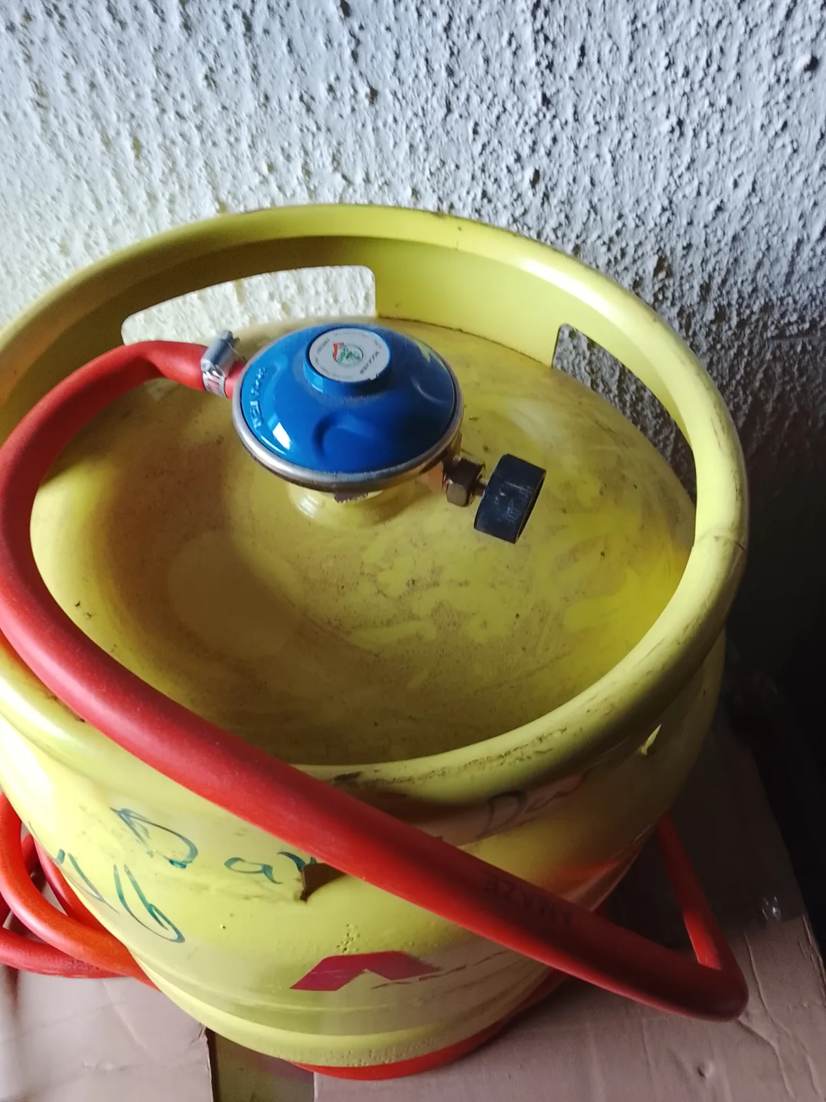 Gas cylinder and accessories - Image 3