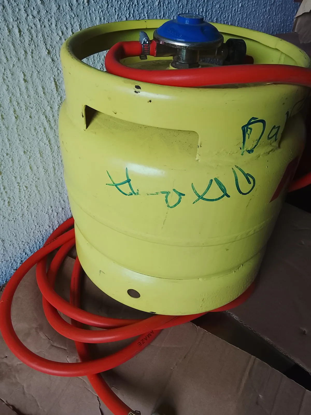 Gas cylinder and accessories - Image 4