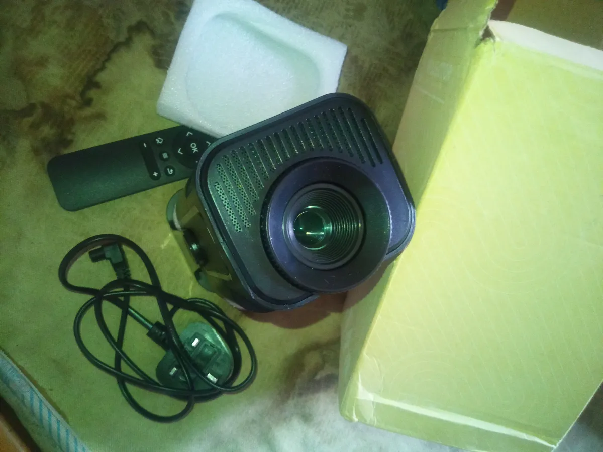 4K ULTRA HD PROJECTOR - Image 1