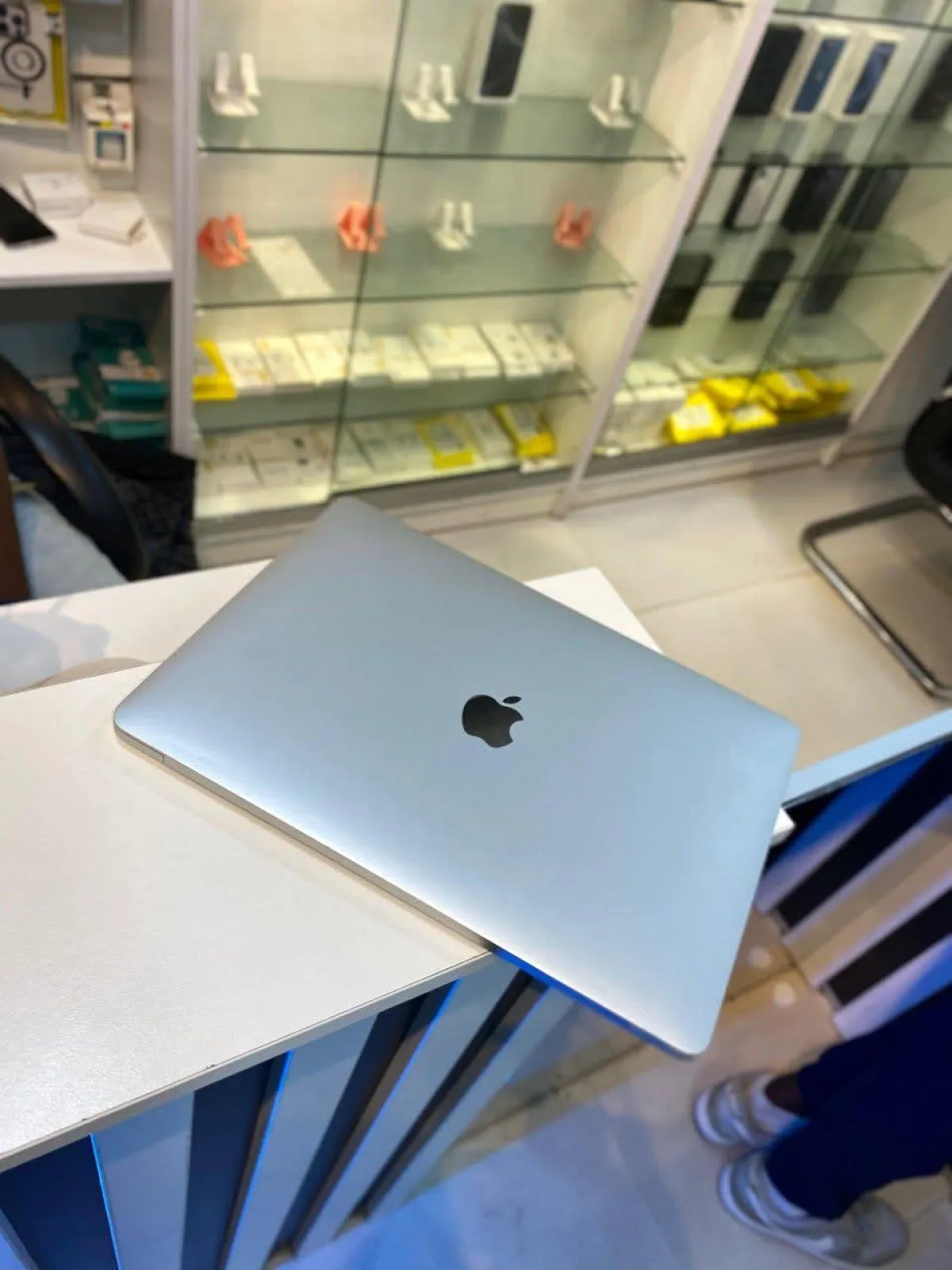 Apple laptop for sale - Image 1