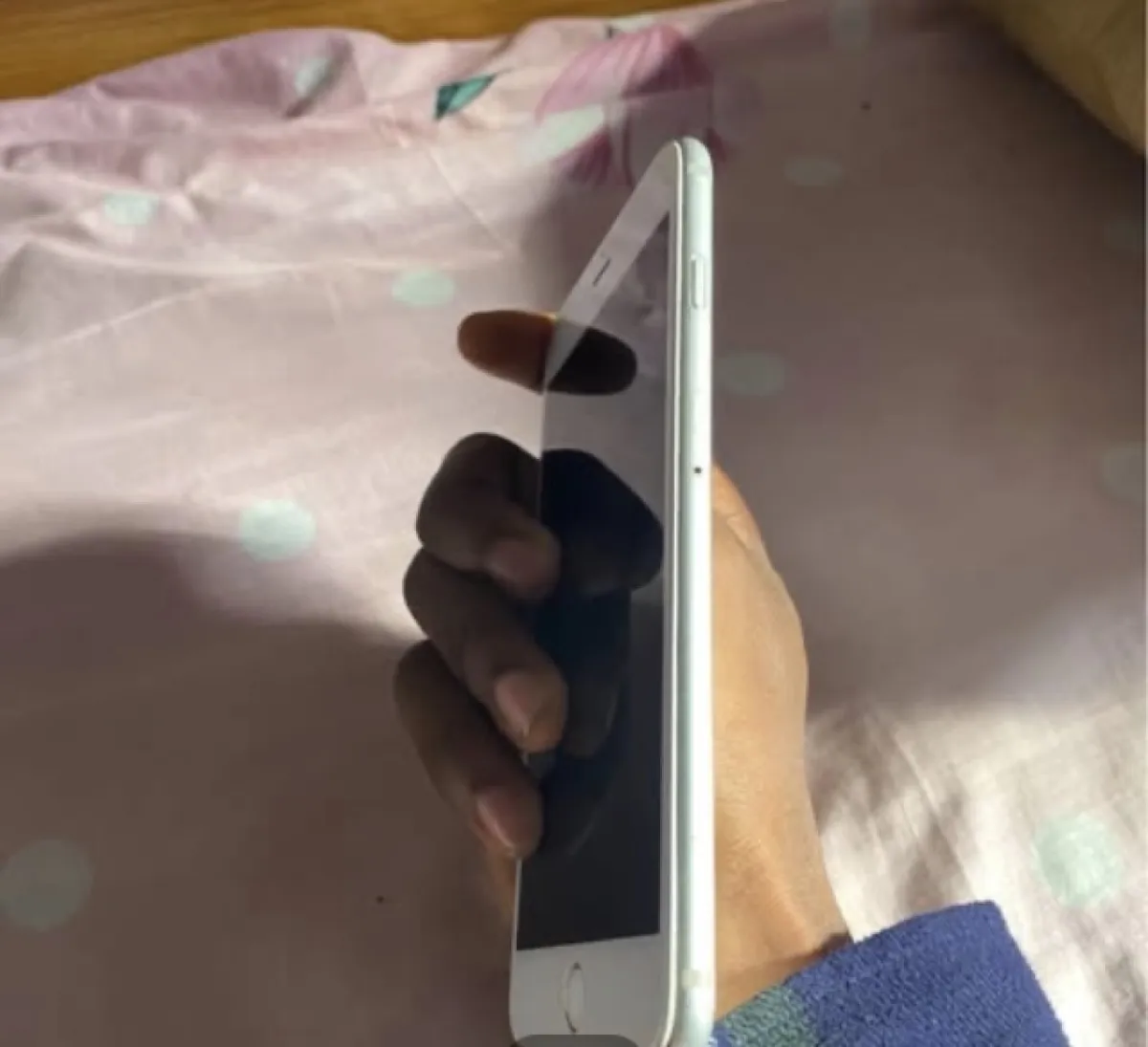 iPhone 6s - Image 1