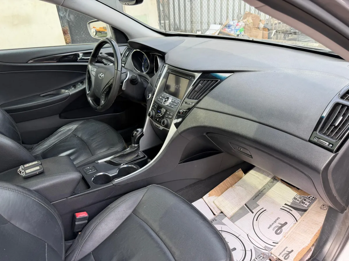 2012 Hyundai Sonata Limited - Image 8