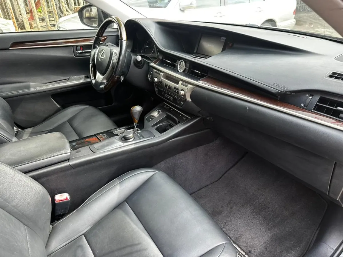 2014 Lexus ES 350 - Image 6