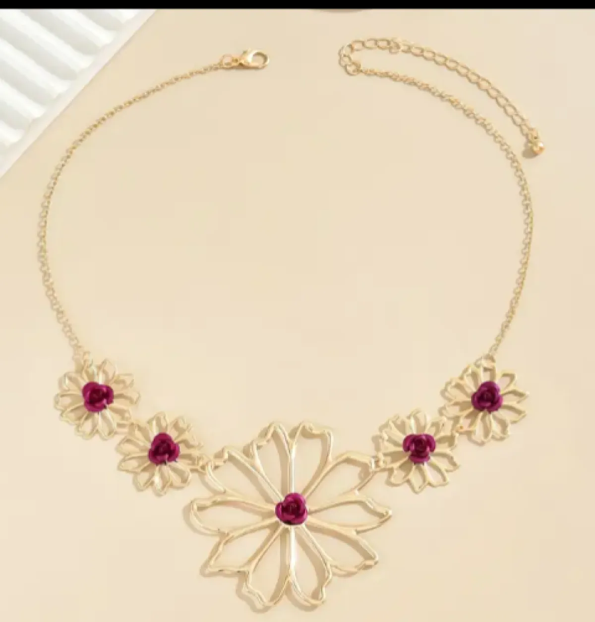 Hollow flower necklace - Image 3