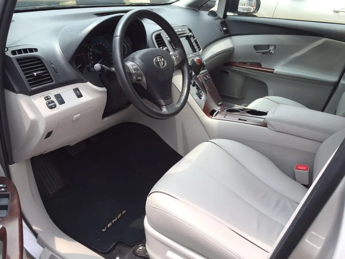 Newly 2011 Arrived Toyota venza xle - Image 5