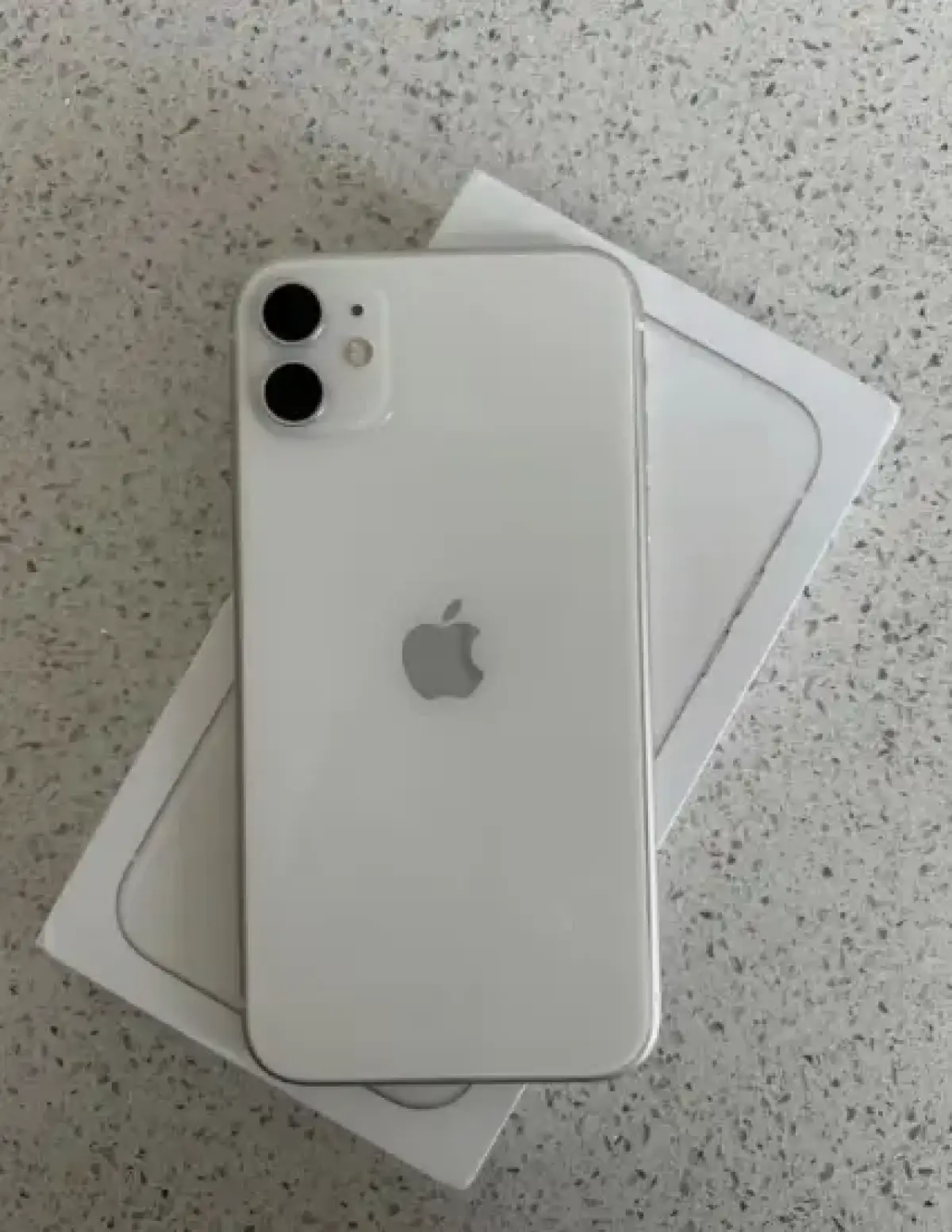 iPhone 11 very good condition - Image 2