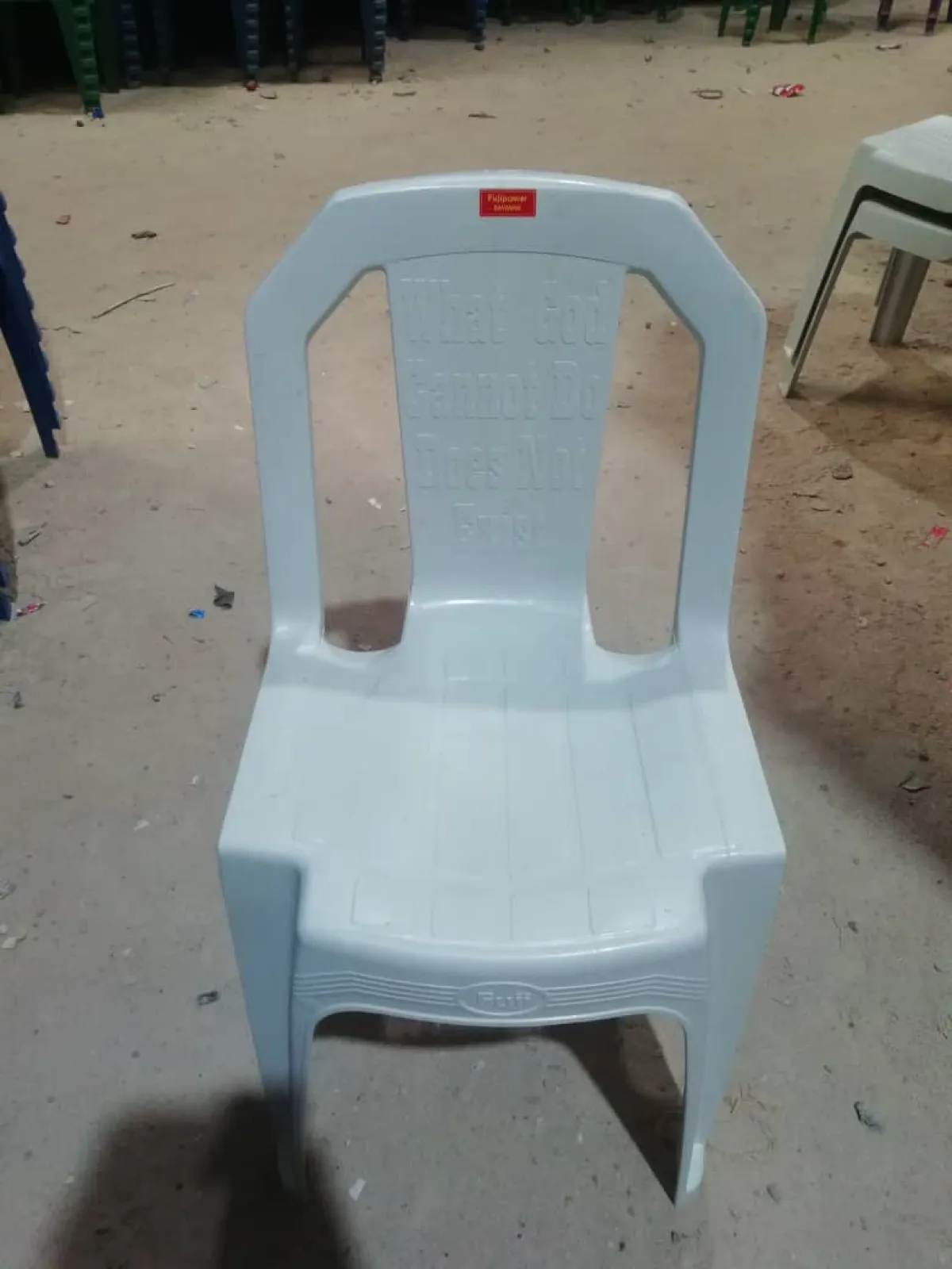 Strong plastic chairs - Image 3