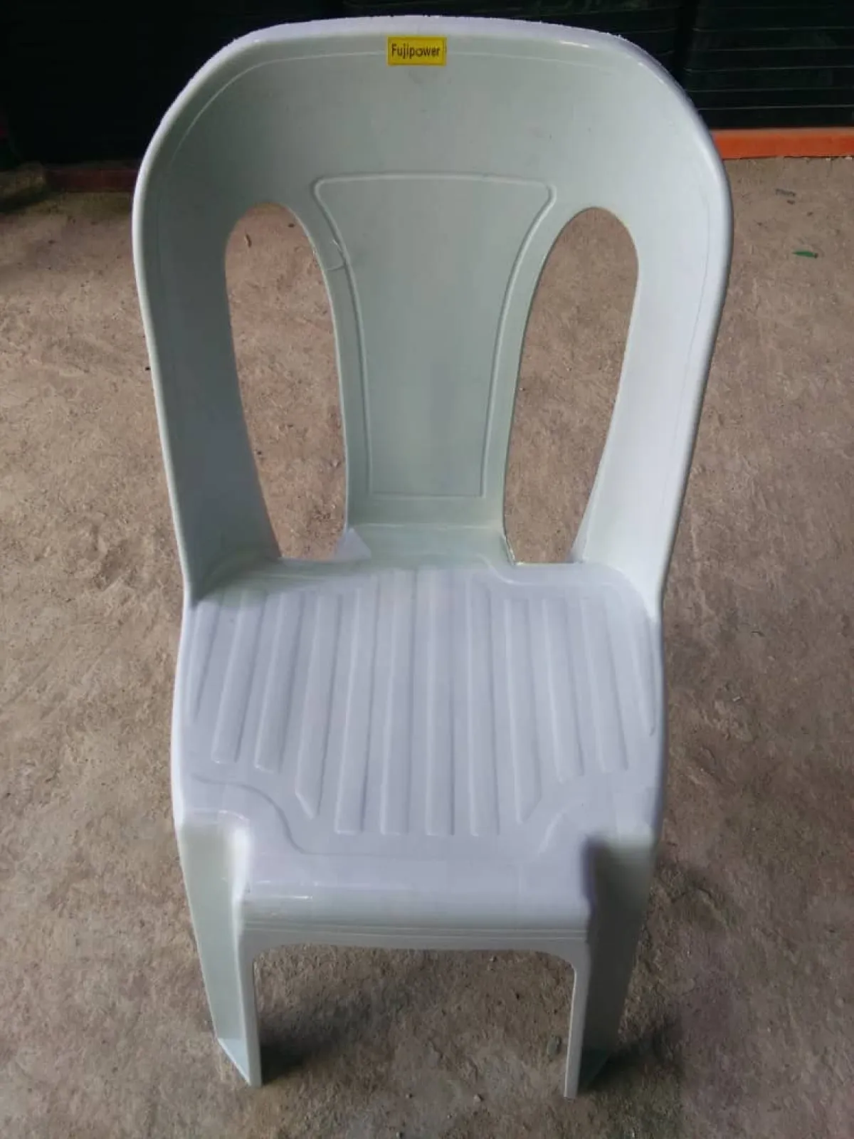 Strong plastic chairs - Image 4