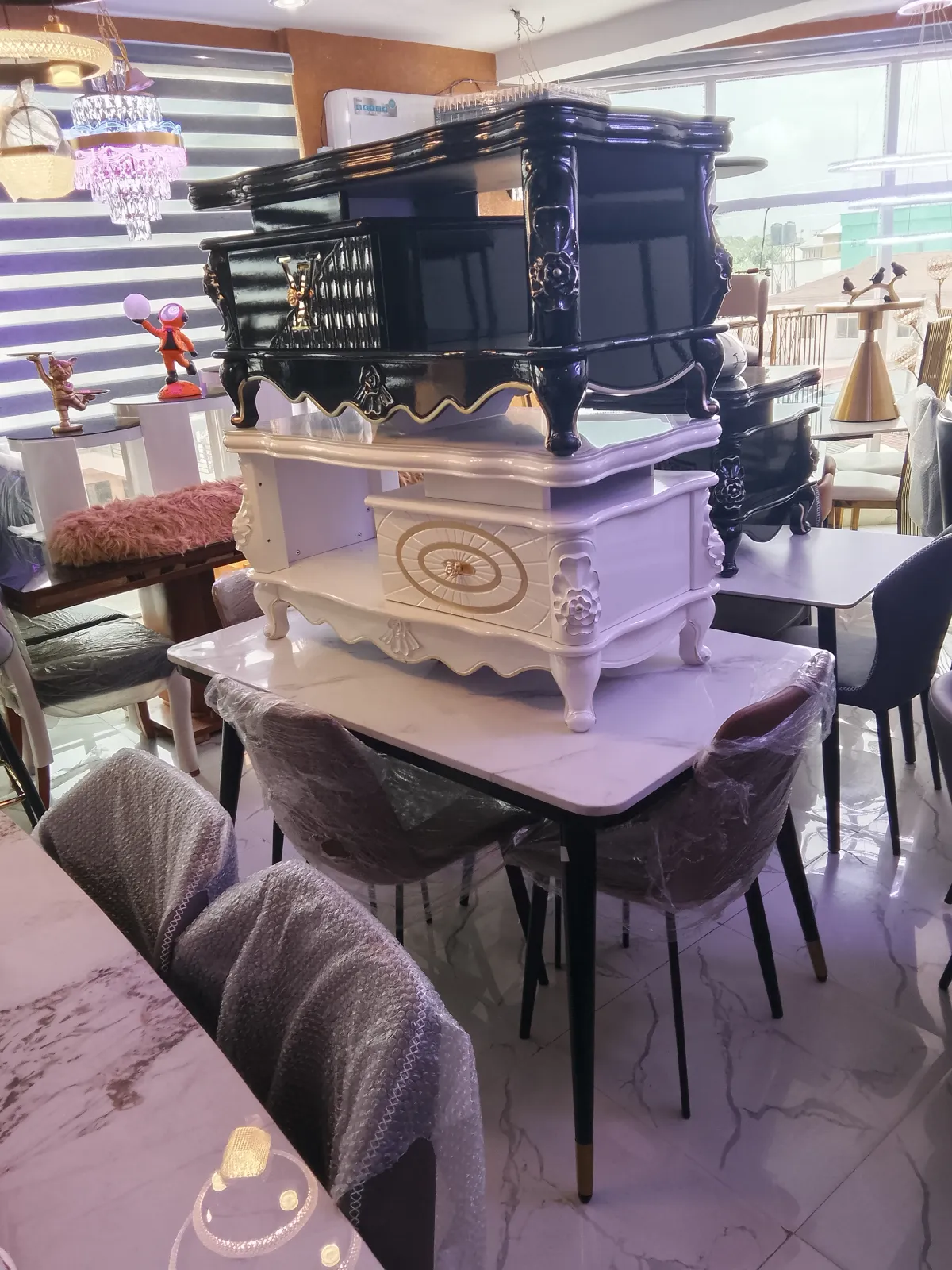 dining table - Image 1