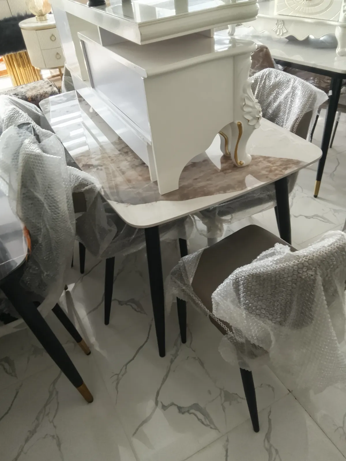 dining table - Image 4
