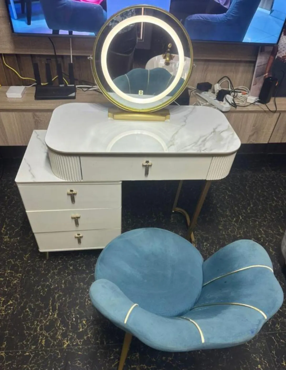 Dressing mirror and chair - Image 1