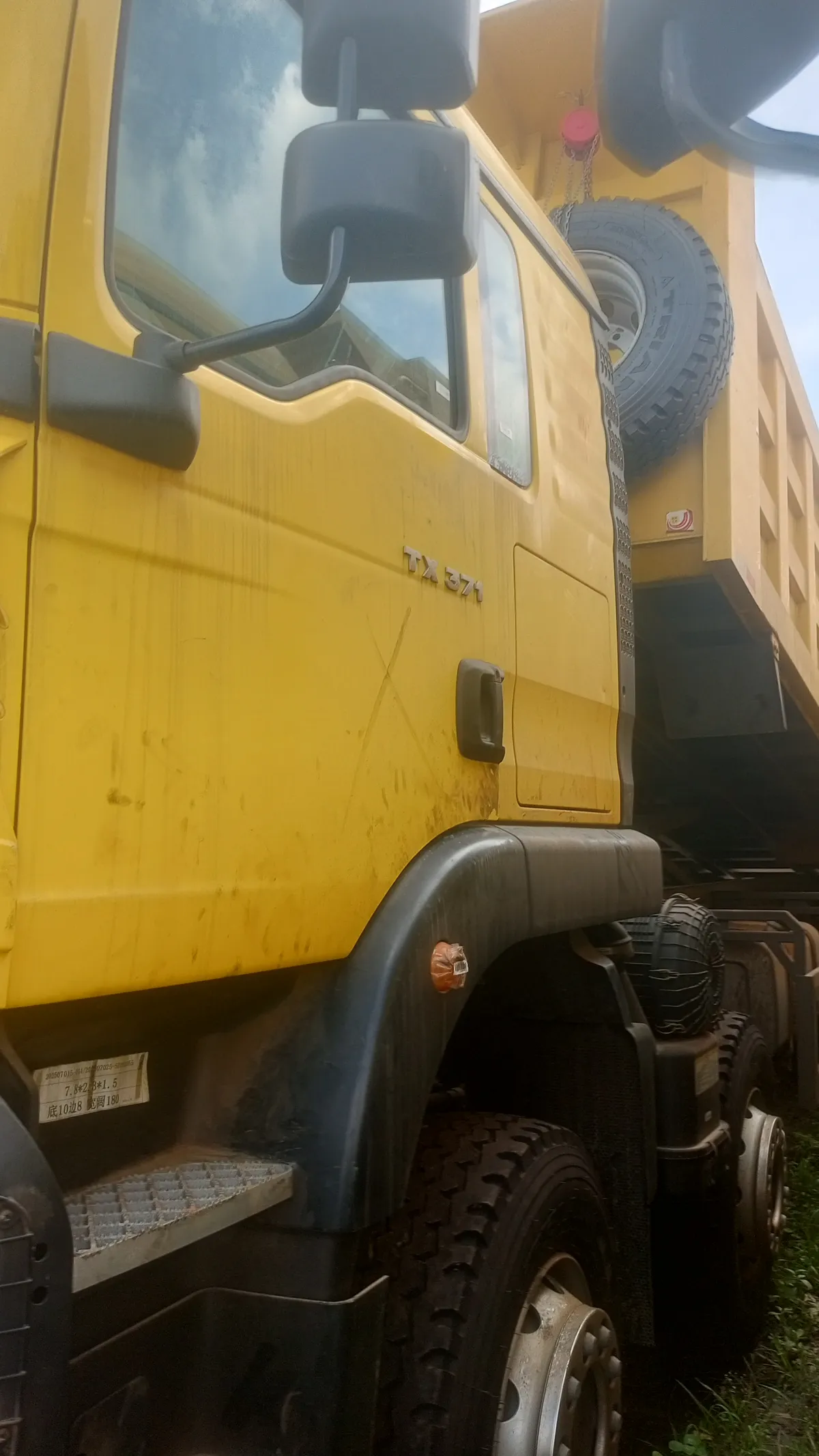 CHINESE TRUCKS AND EQUIPMENTS - Image 3