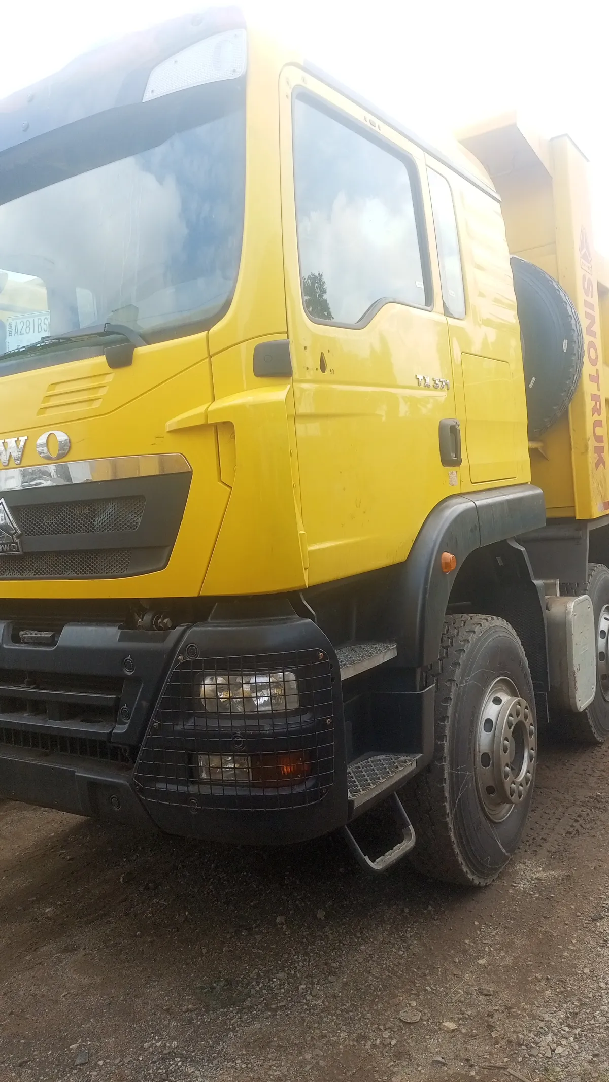CHINESE TRUCKS AND EQUIPMENTS - Image 4