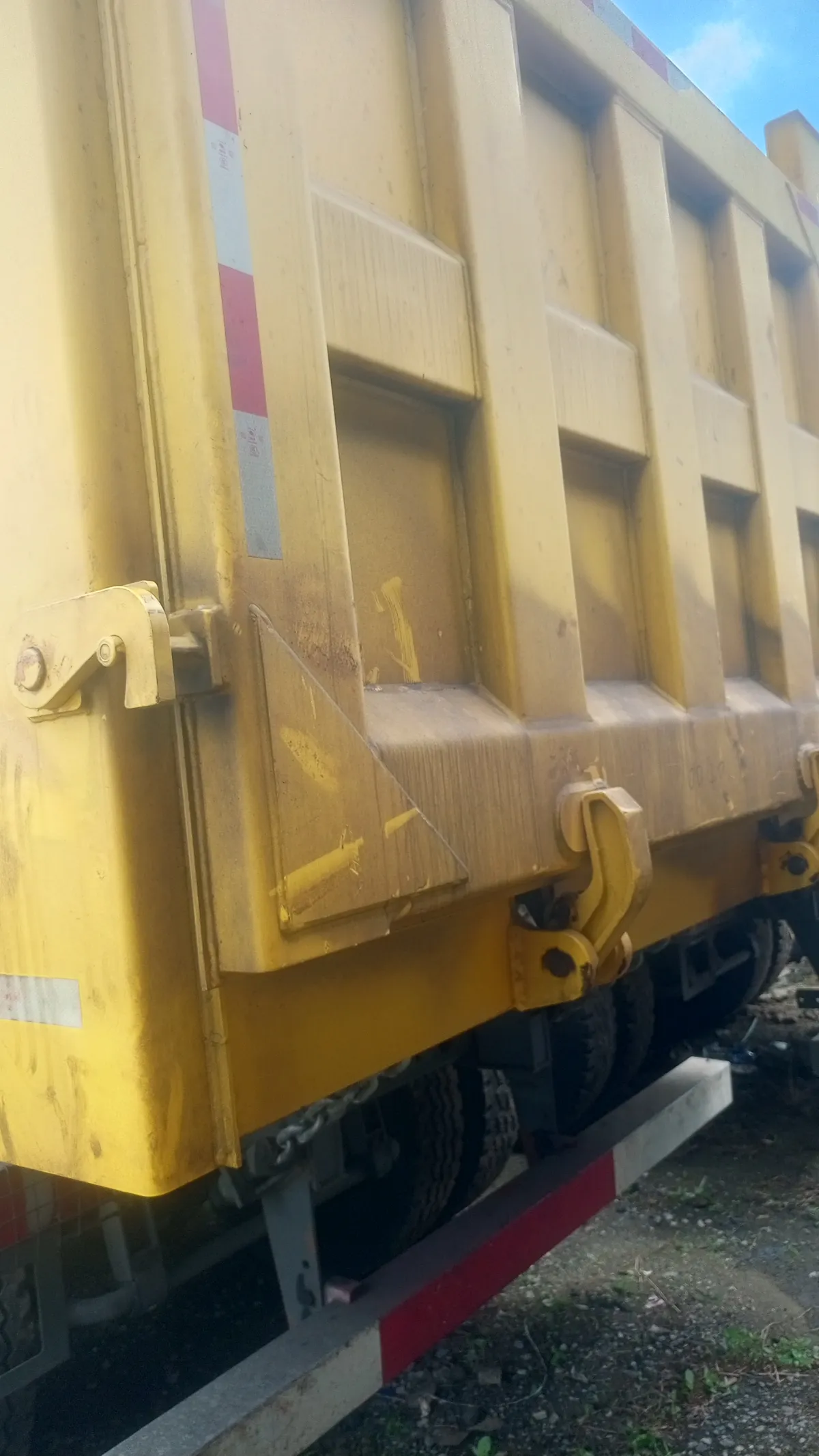 CHINESE TRUCKS AND EQUIPMENTS - Image 5