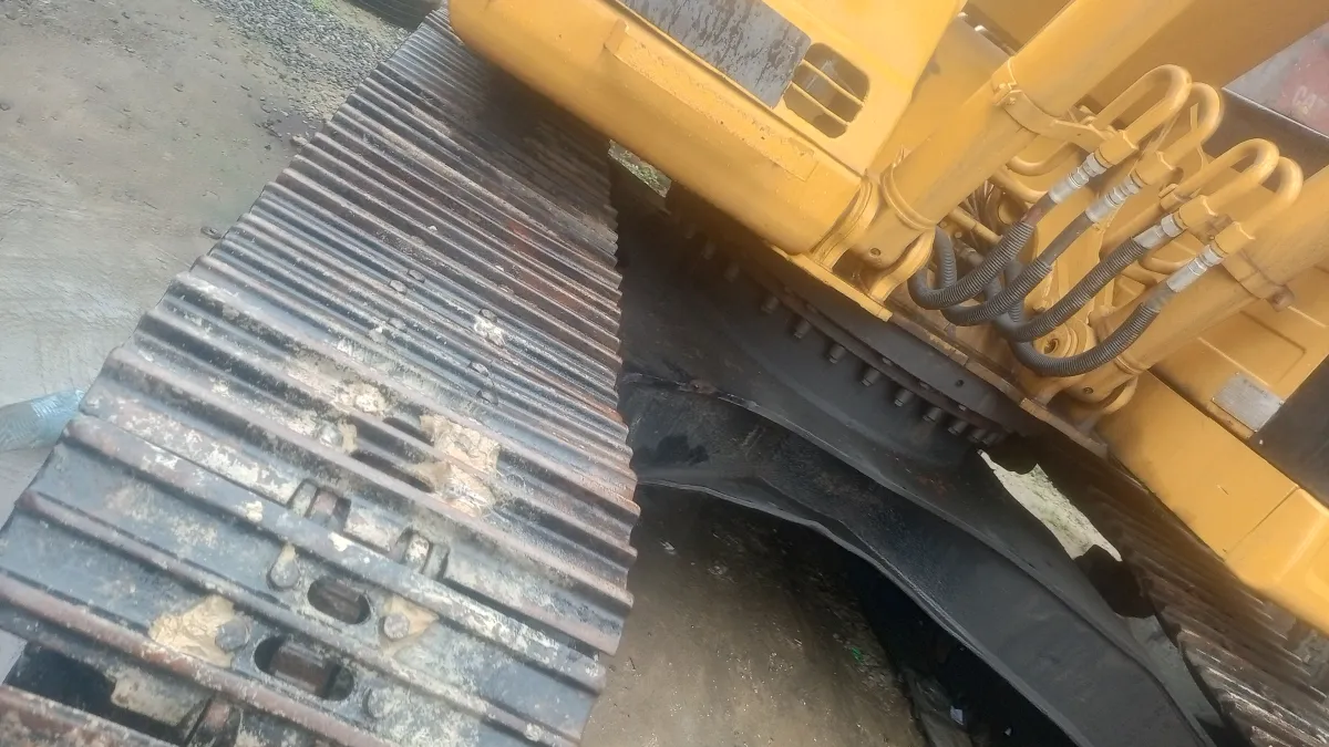 CHINESE TRUCKS AND EQUIPMENTS - Image 3