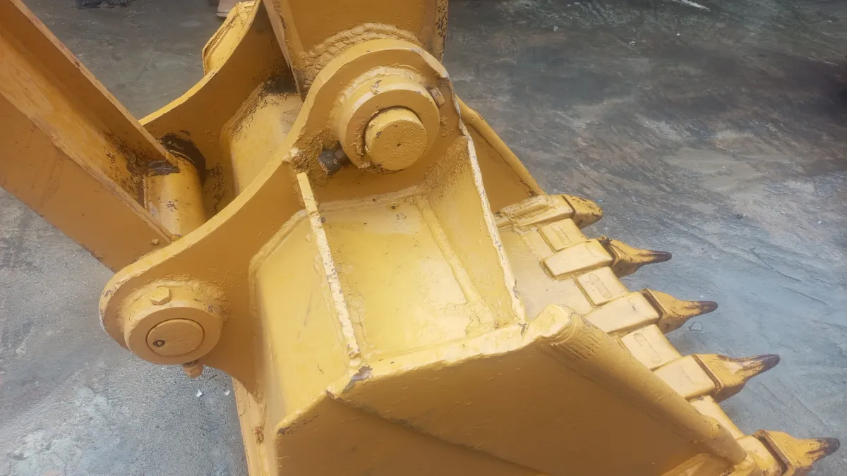 CHINESE TRUCKS AND EQUIPMENTS - Image 6