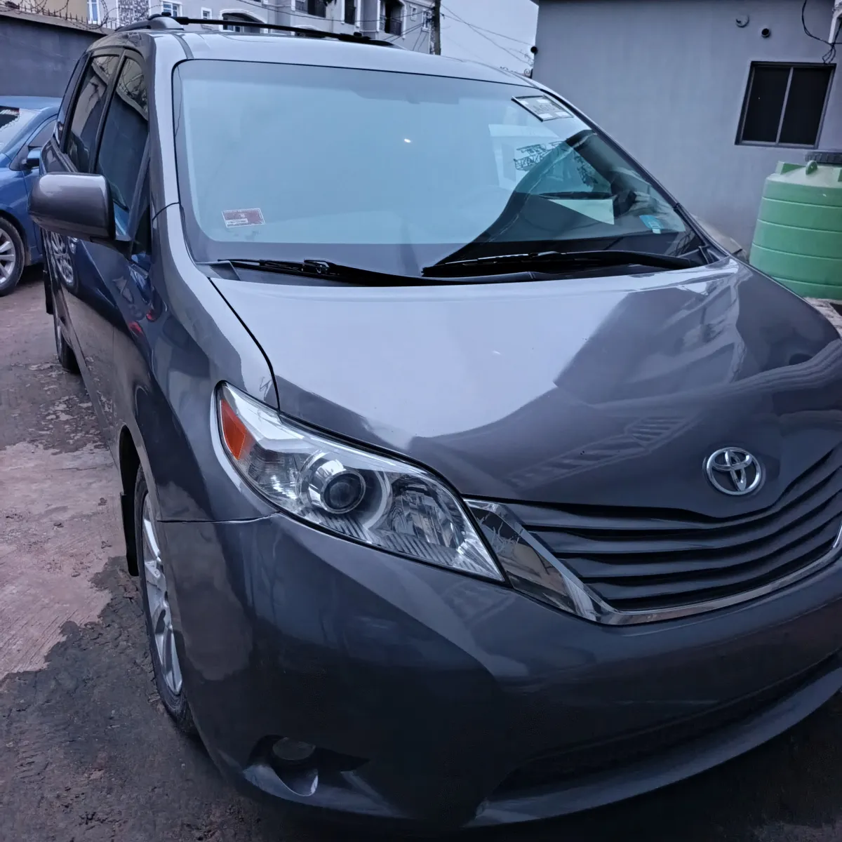 Toyota Sienna - Image 2