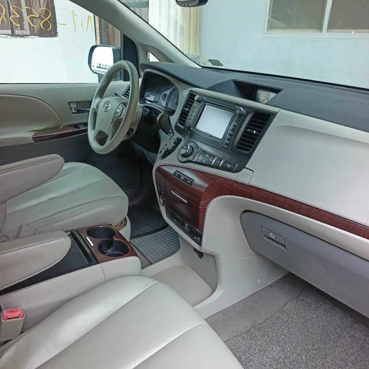 Toyota Sienna - Image 8