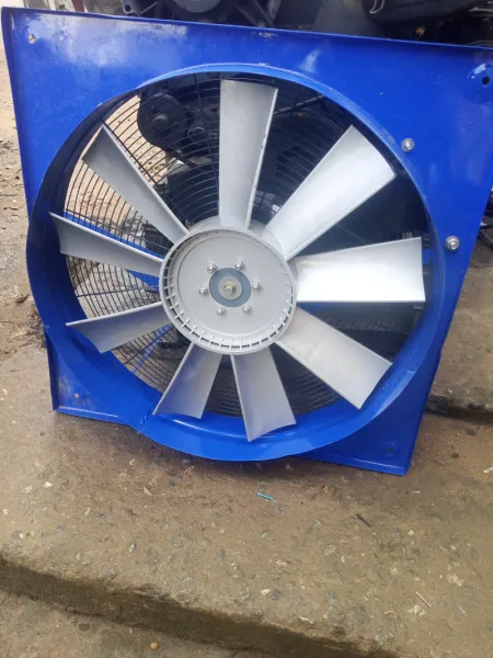 Volume pressure propeller extractor fan