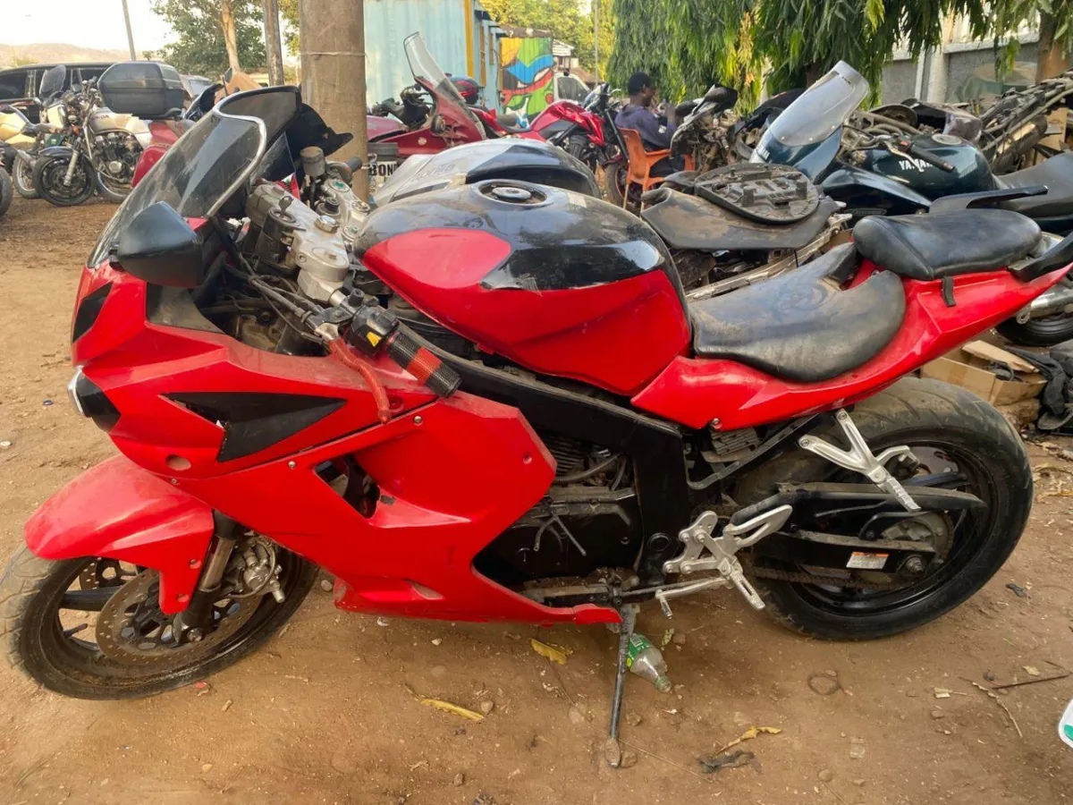 Hyosung GT250r sport bike - Image 4
