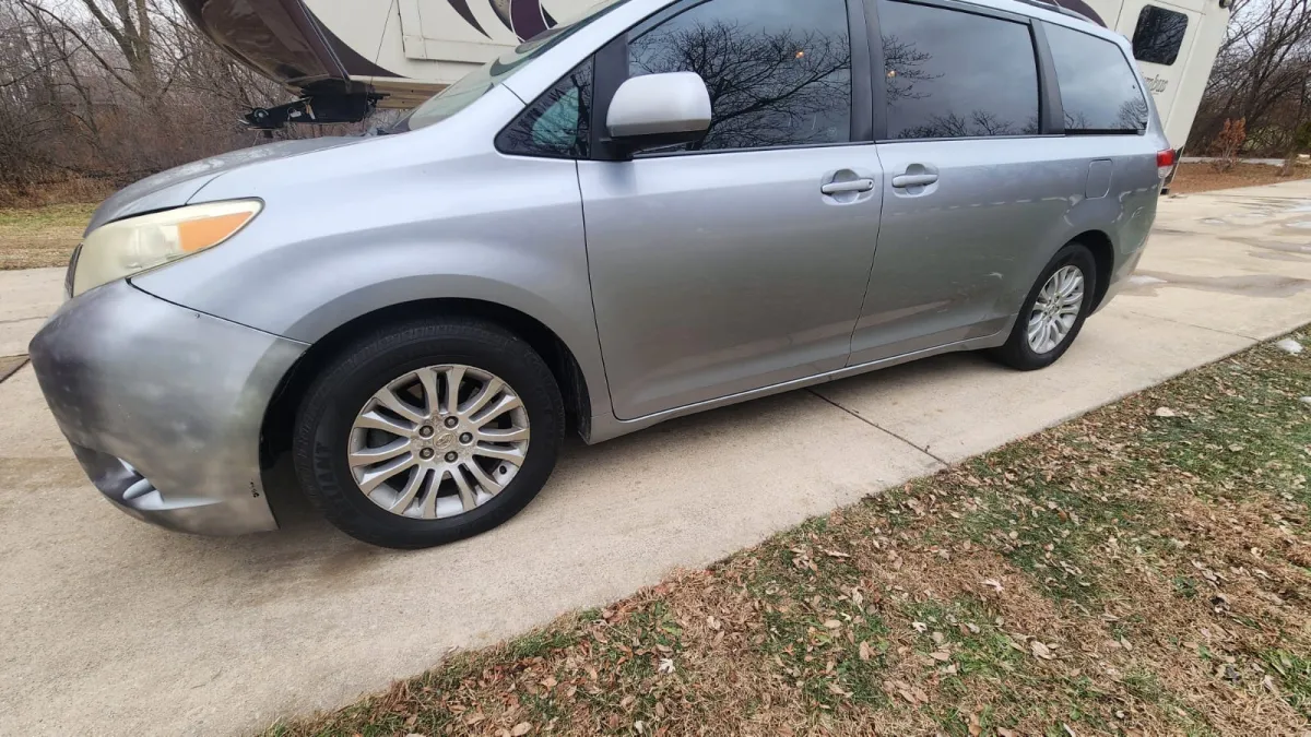 Toyota Sienna XLE 2011 - Image 2