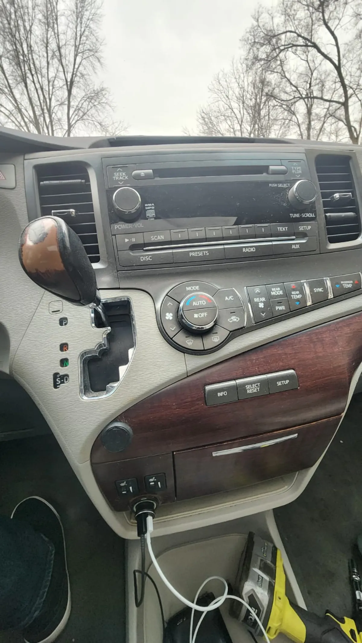 Toyota Sienna XLE 2011 - Image 3