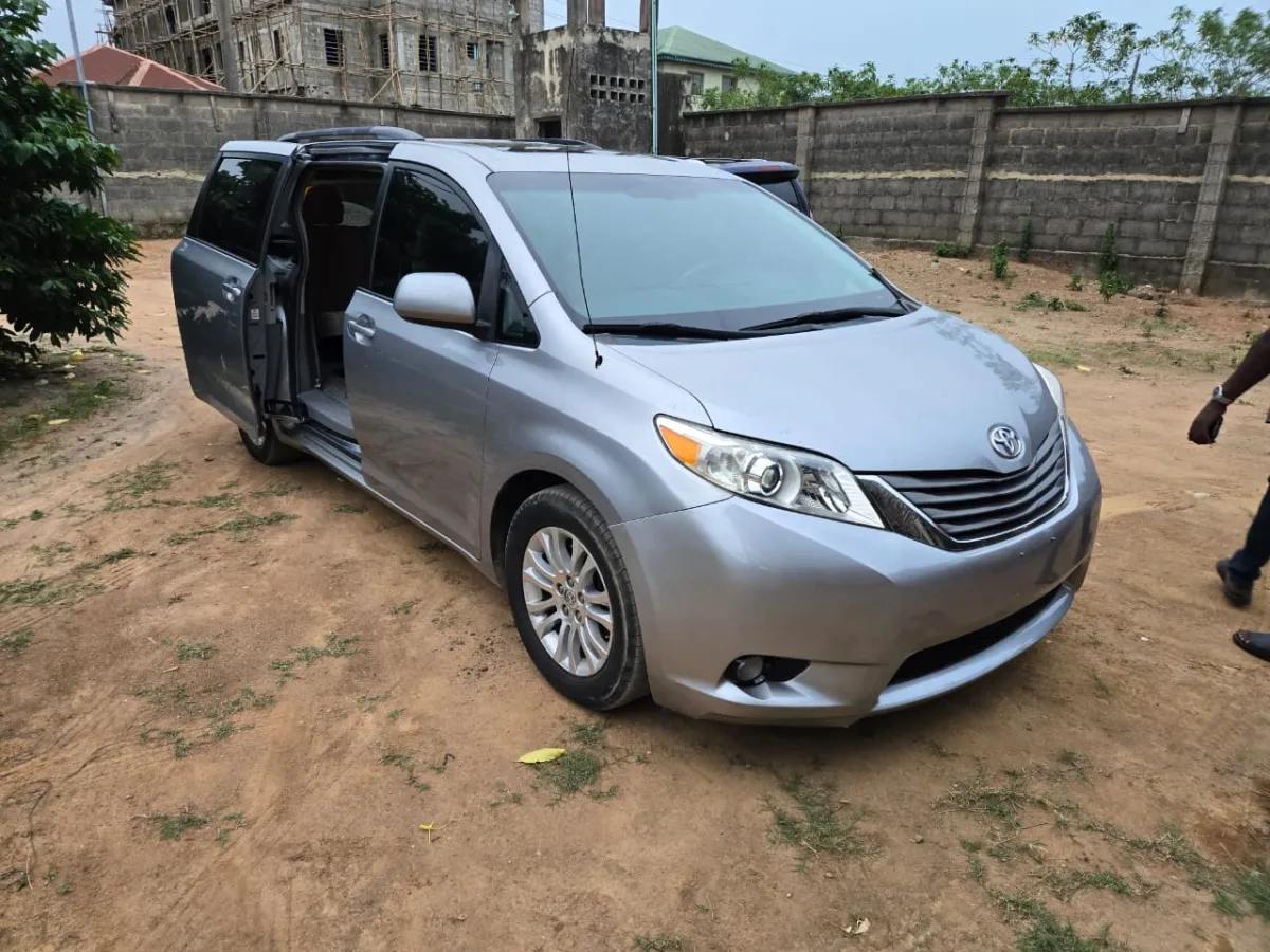 Toyota Sienna XLE 2011 - Image 6